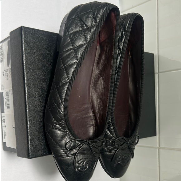 CHANEL Black Flats with Bow Accent - Picture 2 of 7